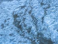 Kristalle ragen aus der Eisschicht im Lochgrabenbach